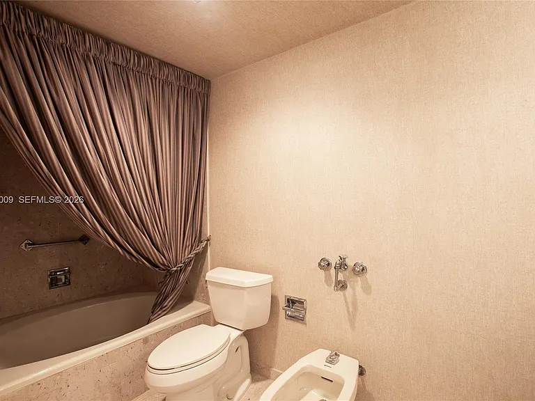 1800 NE 114th St #1502 — Photo 19