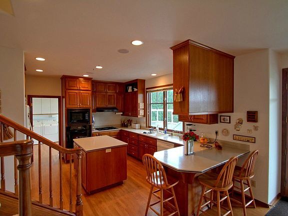 5th image of 723 310th St NE