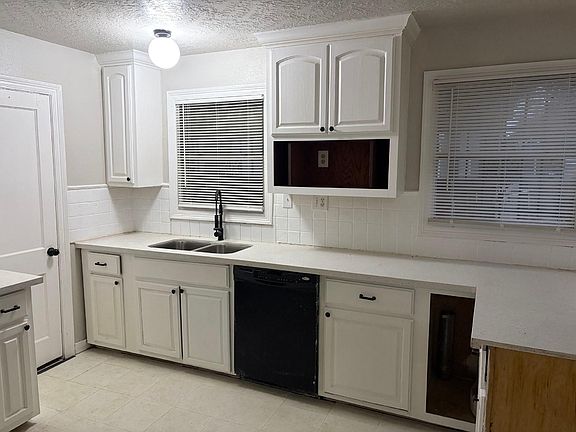 3rd image of 3150 Roberts St