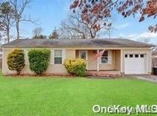 42 Leaf Ave, Central Islip, NY 11722