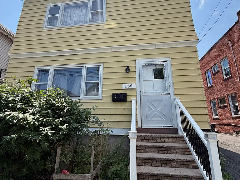 554-556 Bond St #1 — Photo 9