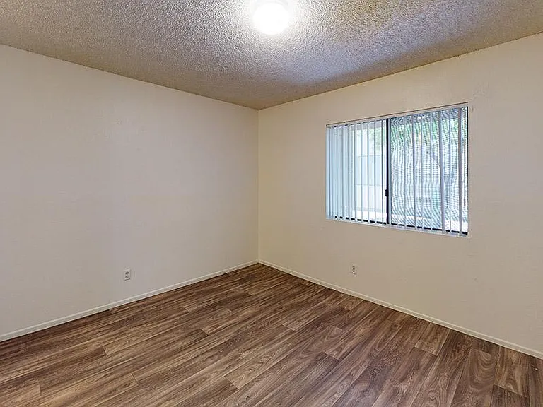 Falcon Glen Apartments — Photo 10