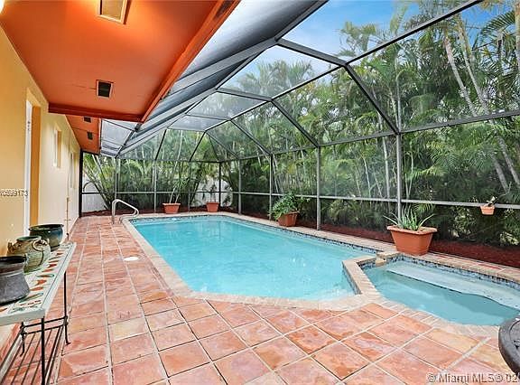 Screened in patio with lots of privacy!