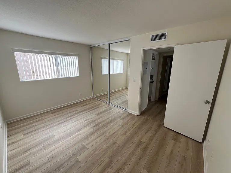 1350 Glenwood Rd #5 — Photo 3