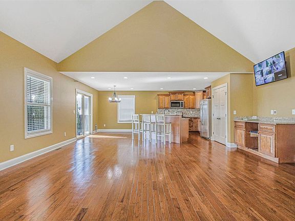 5th image of 313 Maple Ridge St