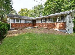 5 Briar Ct, Chestnut Ridge, NY 10977