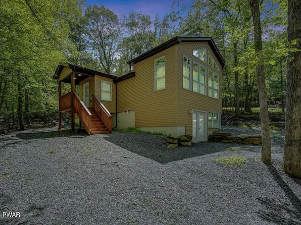 126 Plateau Dr, Lackawaxen, PA 18435