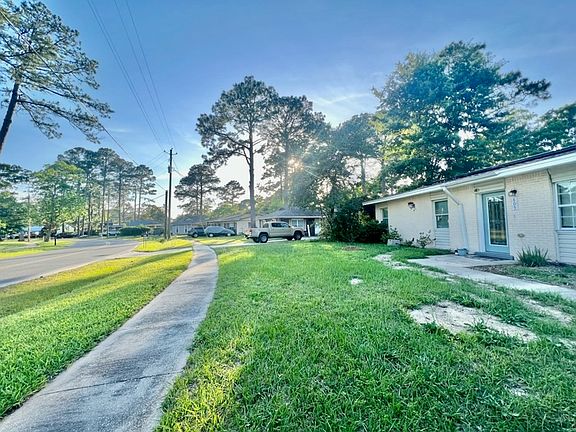 2nd image of 805 Meadow Ln