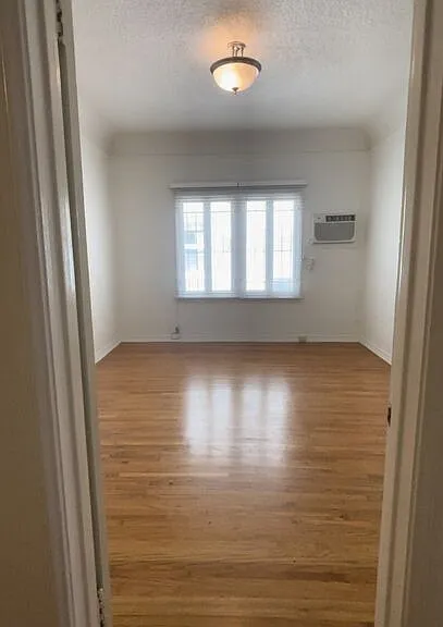 726 S Dunsmuir Ave — Photo 6