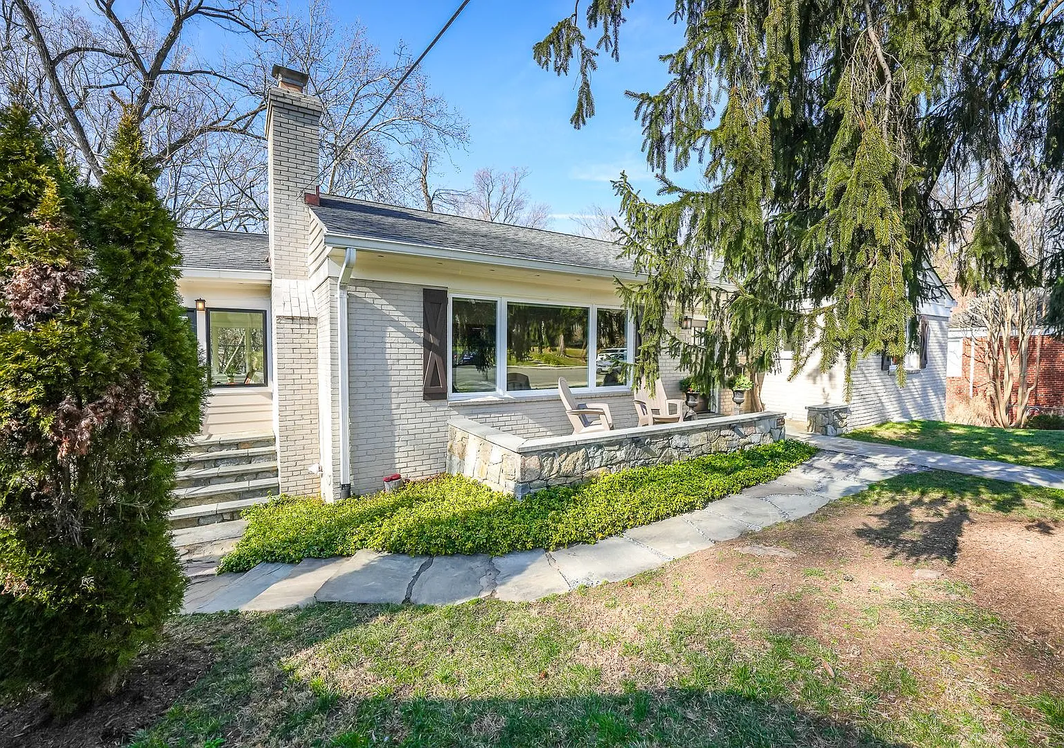 Modern ranch-style home in Forest Hills — Photo 3