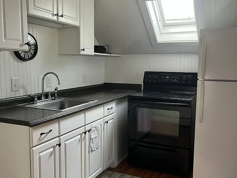189 Gilford Ave — Photo 3