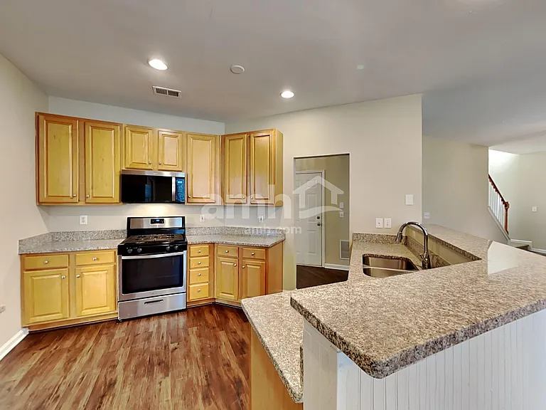 2923 Villa Lake Dr — Photo 3