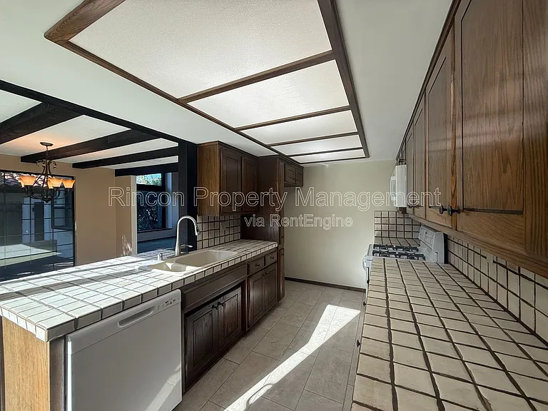 408 Galvin Cir — Photo 15