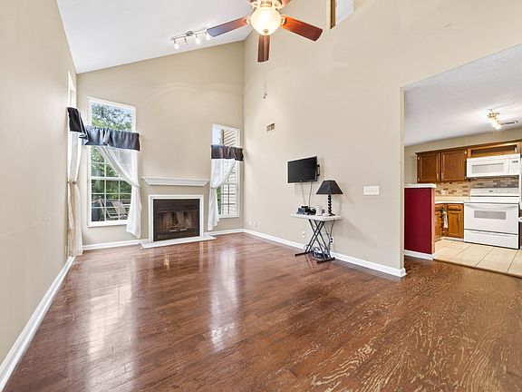 3rd image of 4021 Farmingham Woods Dr