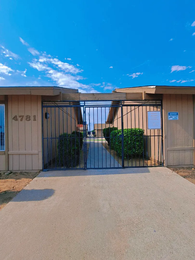 Ashlan Lagoon Apartments — Photo 2