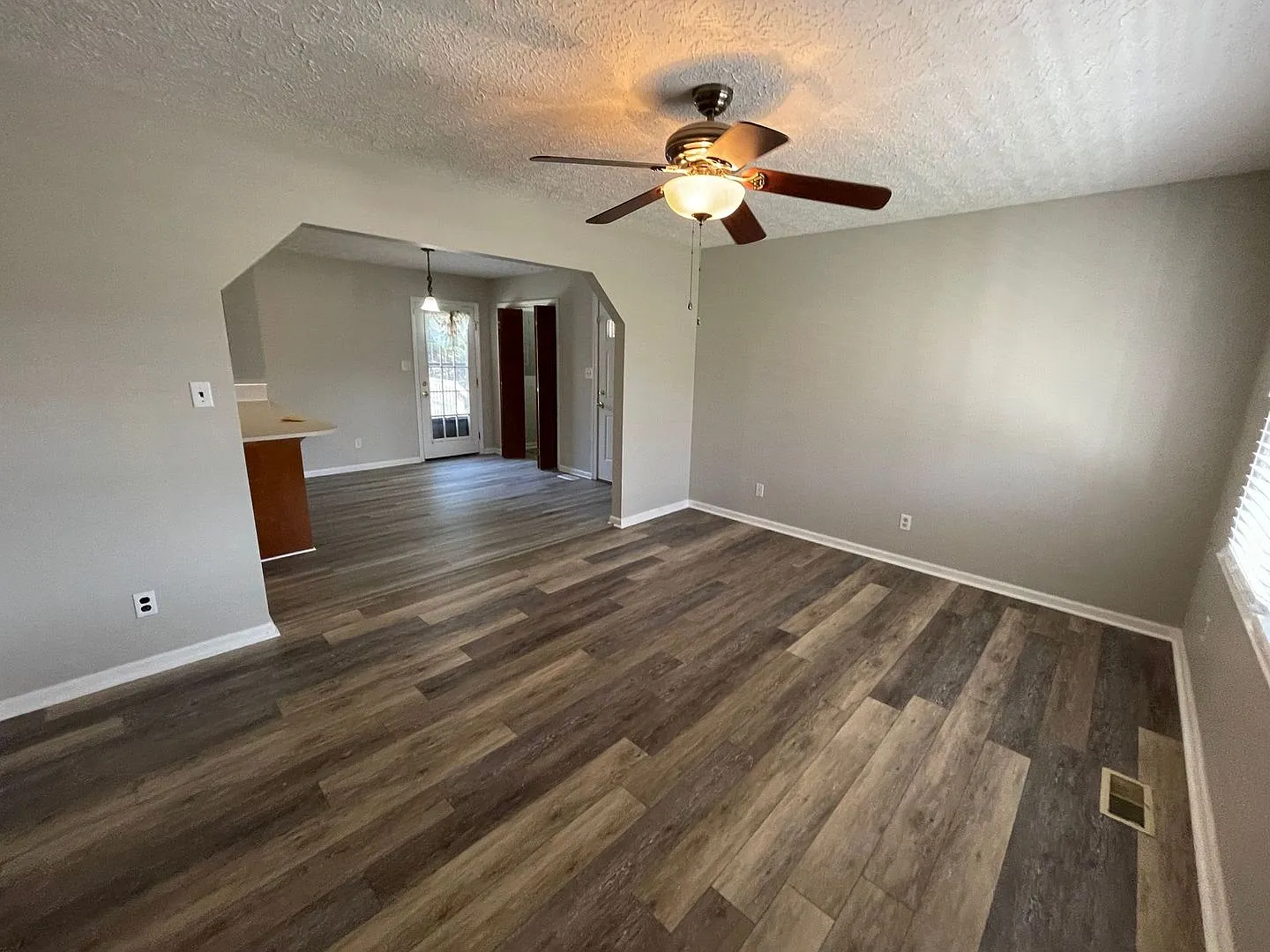 3 bedroom 1 bathroom house available. Pet friendly! — Photo 3