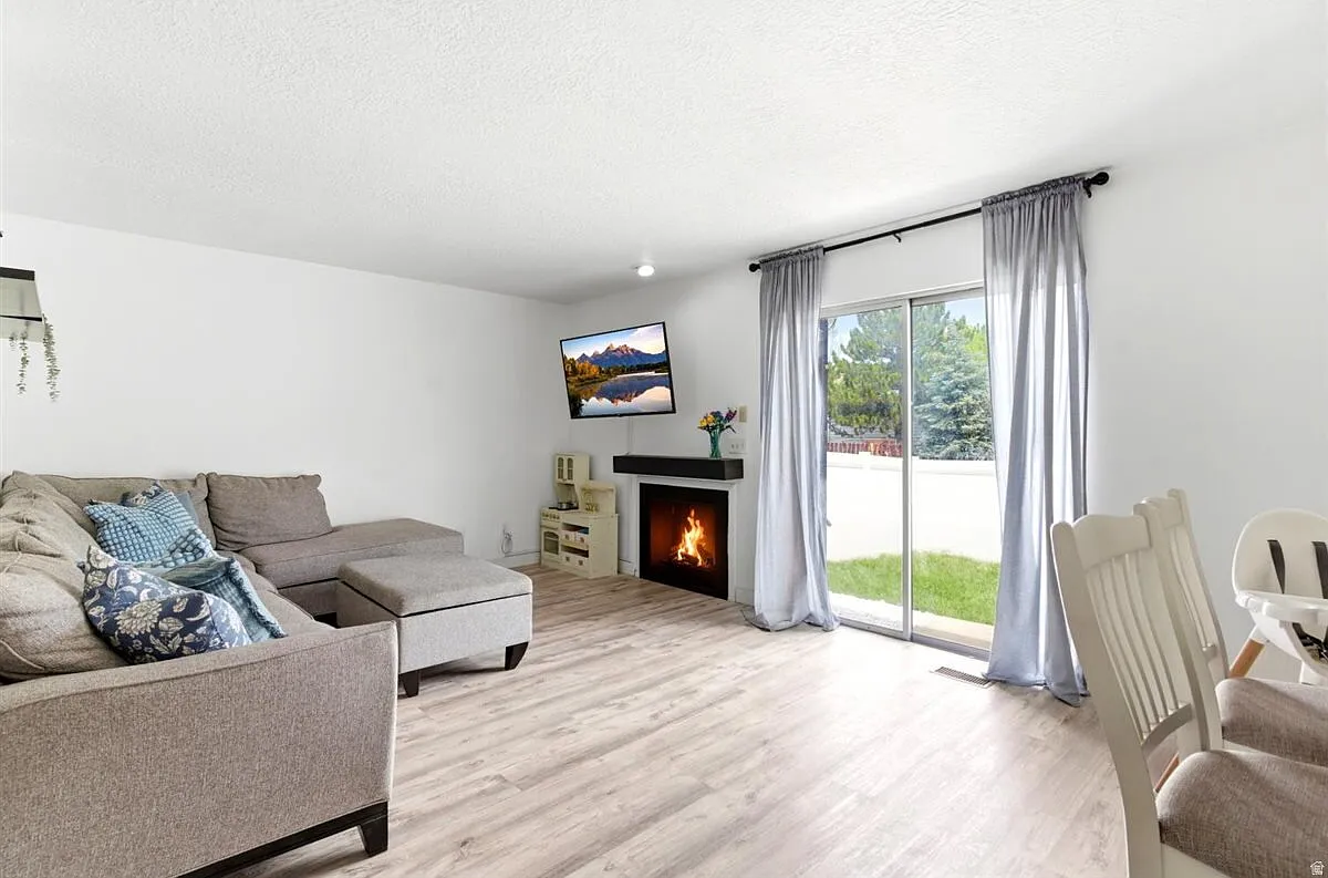 3 bed, 3.5 bath, 2192 sqft, $2,200 — Photo 2