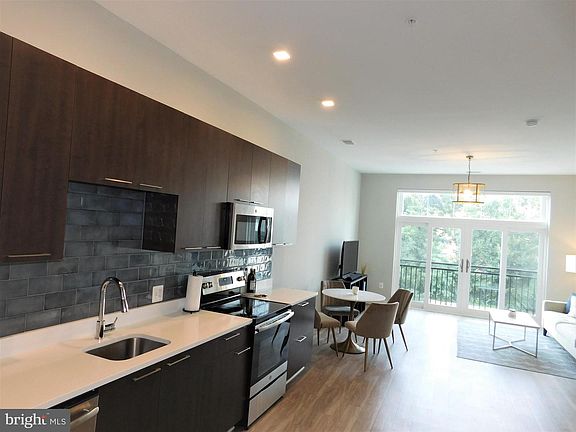 5th image of 989 Buchanan St #407