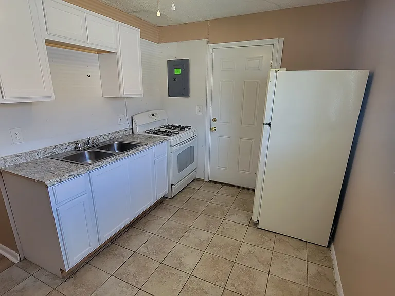 23153 Stewart Ave — Photo 8