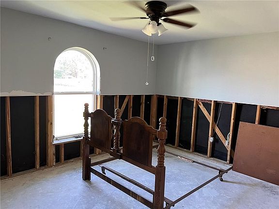 3rd image of 1601 W Frisco Dr