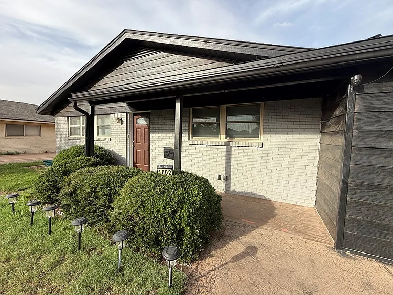 1002 Denton St — Photo 2