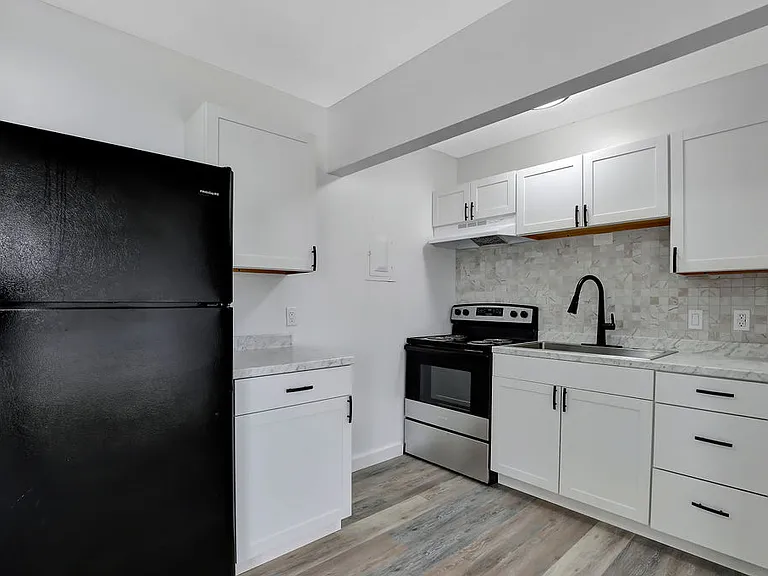 ENGLEWOOD APARTMENTS — Photo 31