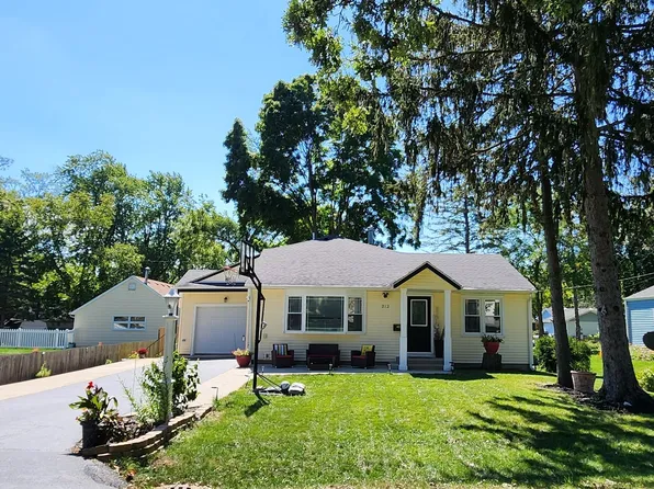 212 Lewis Ave, Wauconda, IL 60084