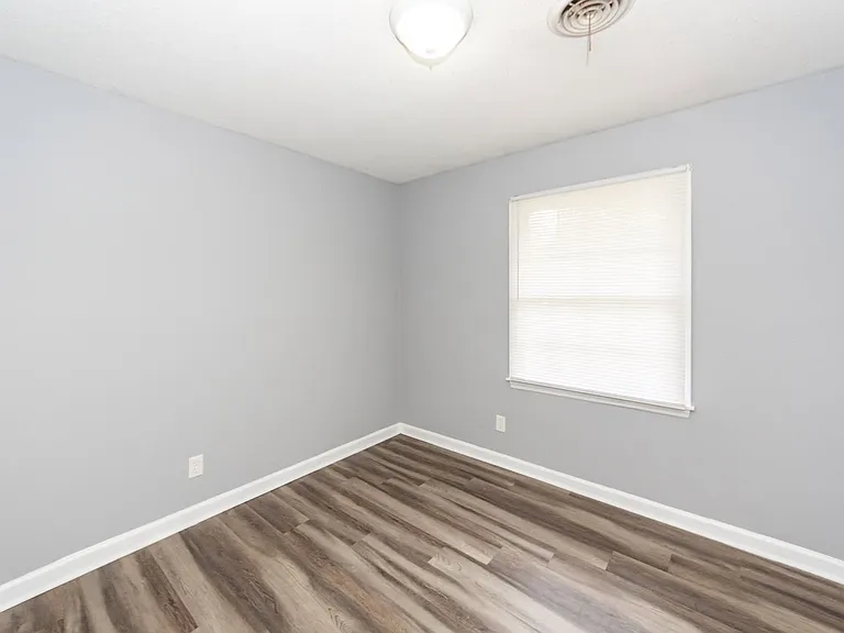 107 Greenhurst Ave — Photo 23