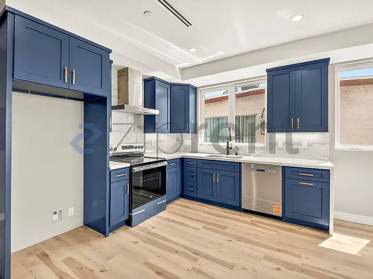 227 N Burlington Ave #1 — Photo 4