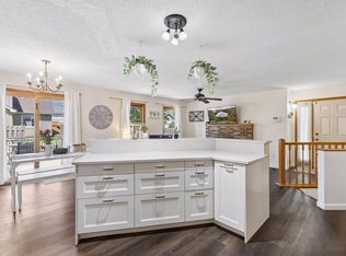 10270 Arrowwood Dr, Eden Prairie, MN 55347