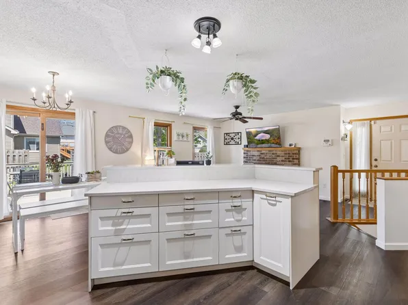 10270 Arrowwood Dr, Eden Prairie, MN 55347