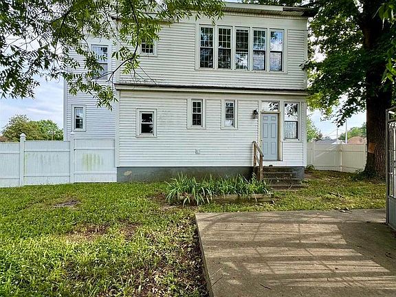 5th image of 904 W Cherry St