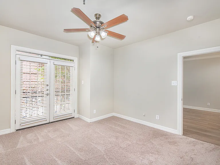 2427 Allen St — Photo 13