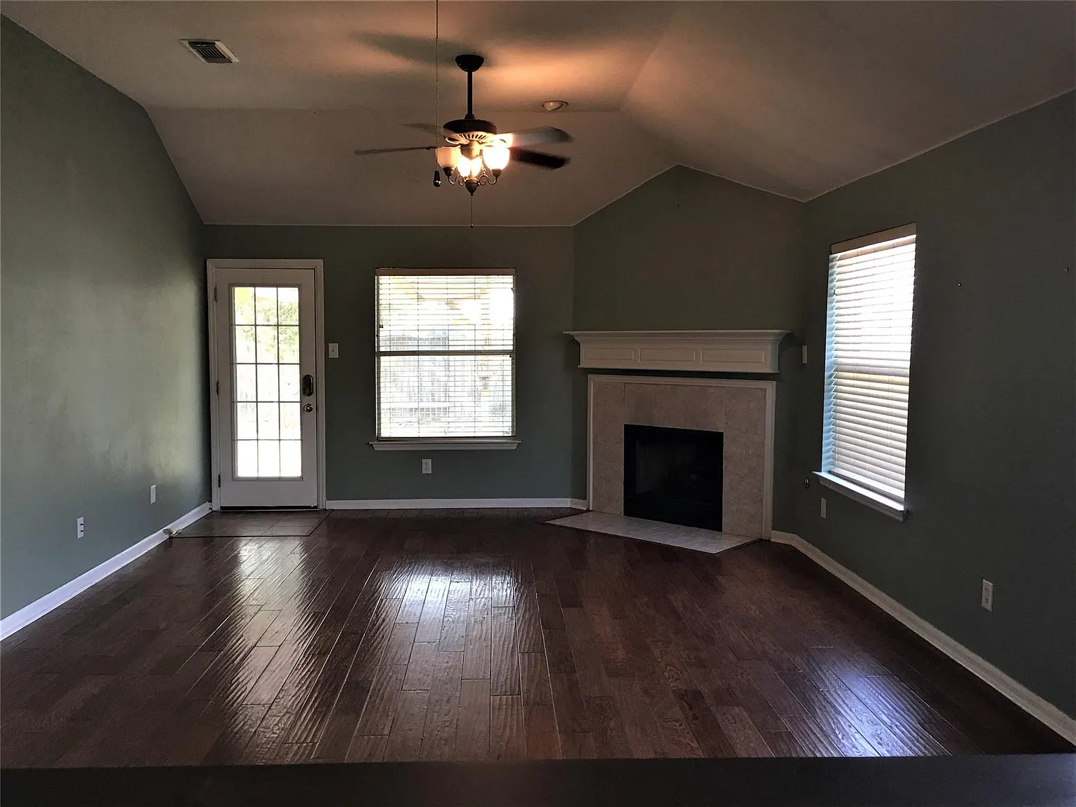 3 bed, 2.0 bath, 1662 sqft, $2,000 — Photo 2