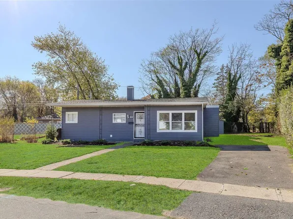 3 Emerald Lane S, Amityville, NY 11701