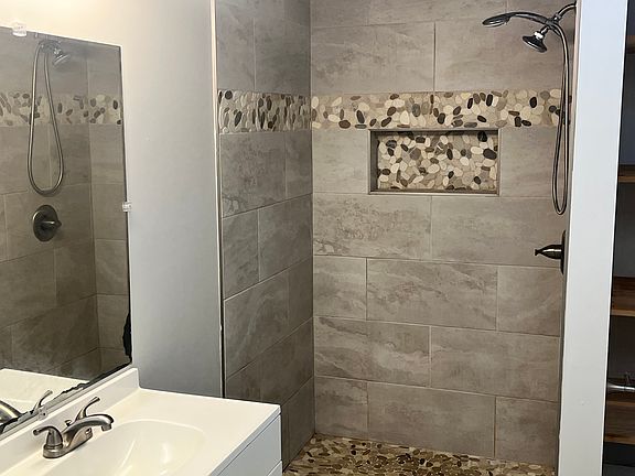 4th image of 418 Fairfax Dr