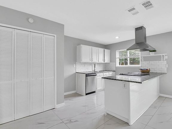 3rd image of 1509 California Trl
