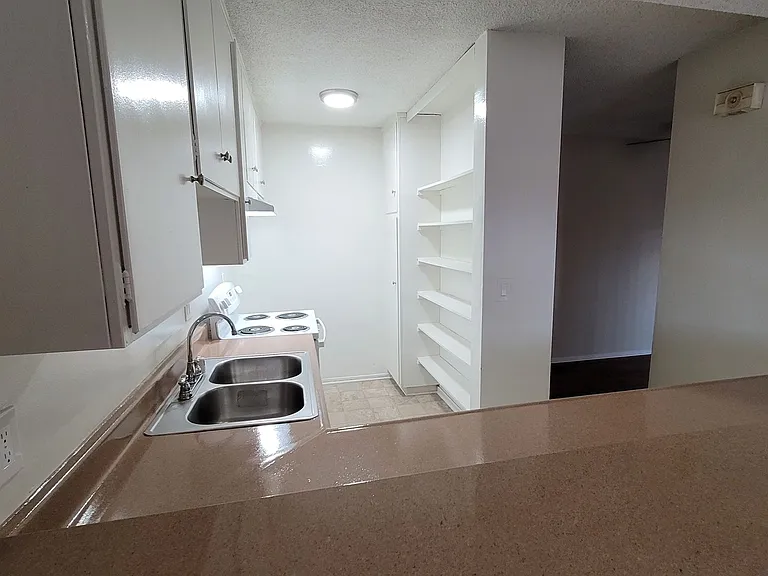 Lido Isle Apartments — Photo 23
