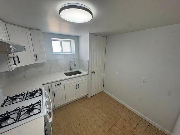 5th image of 68 Bartow St #Basement