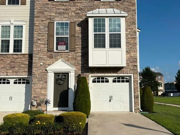 47 Village Green Ln, Sicklerville, NJ 08081