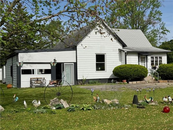113 S Poplar St, Assumption, IL 62510