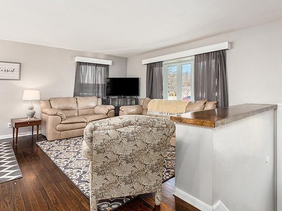 5th image of 3150 Meadowbrook Dr NE