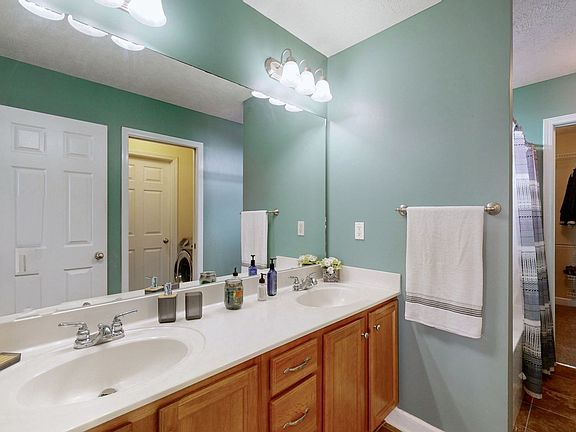 5th image of 547 Faxon Ct