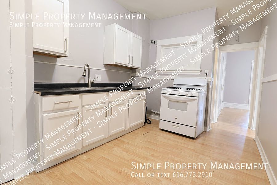 1st image of 15 La Belle St SE #2