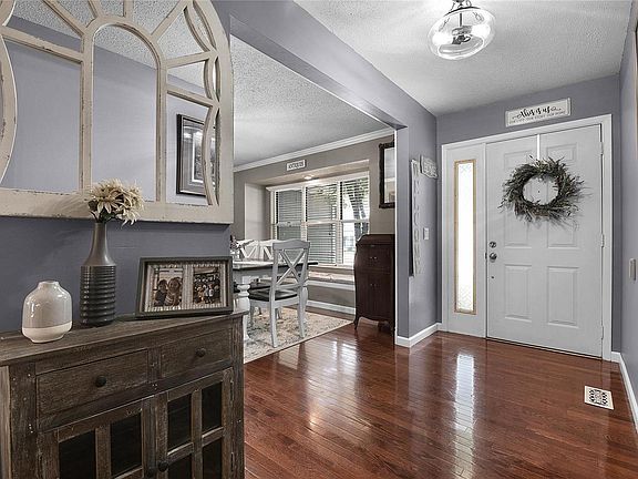 2nd image of 33 Dawnridge Dr