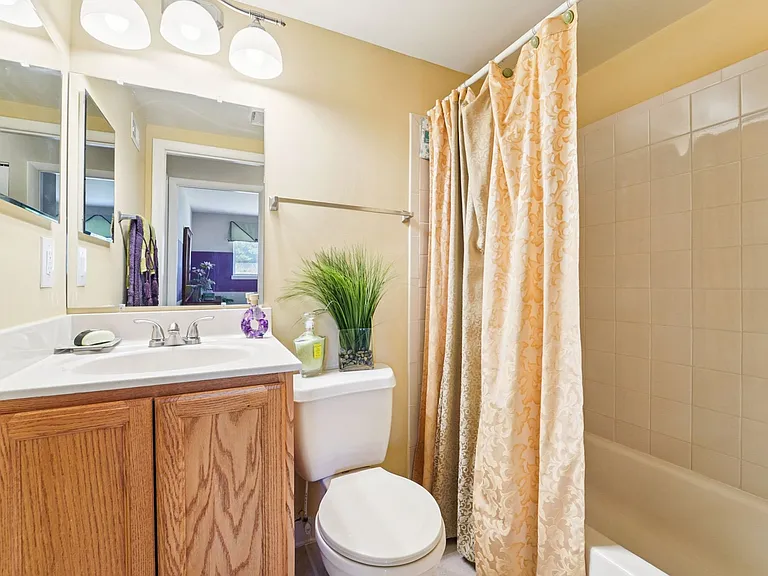 2BR, 1.5BA - 939SF - Model - Bathroom