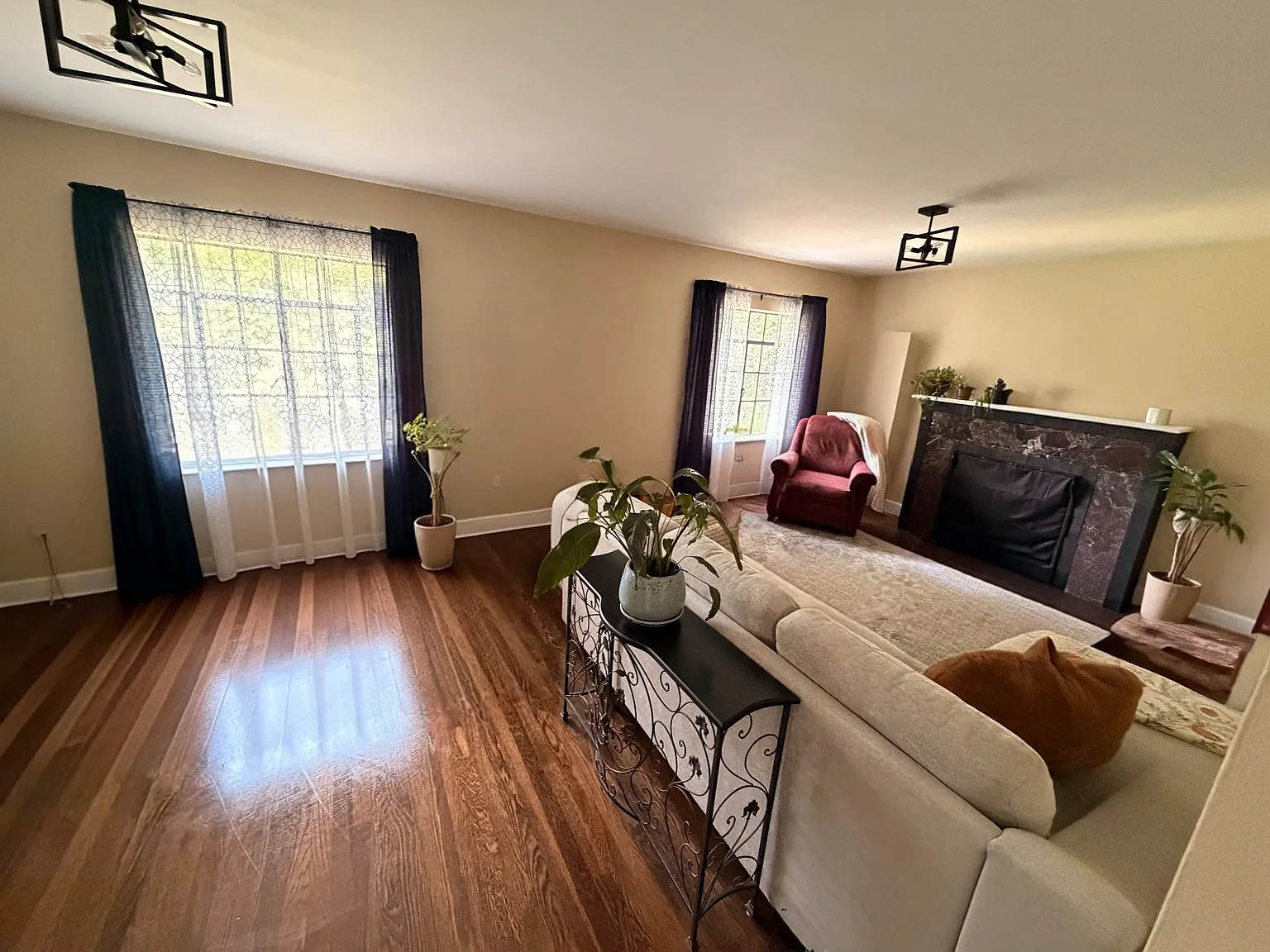 3 bed, 1.5 bath, 2261 sqft, $3,000 — Photo 3