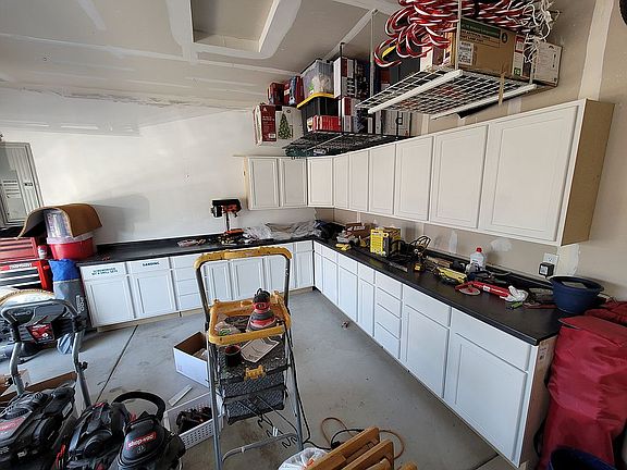 Garage w/9ft ceiling