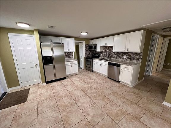 4th image of 2460 Avenue E SW