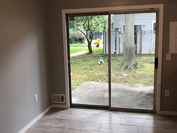 4th image of 272 Woodlake Manor Dr